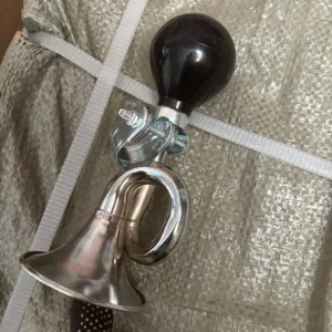 Klaxon de vélo vintage avec trompette en métal et poire en caoutchouc, accessoire rétro.