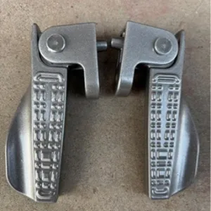Poggiapiedi posteriori pieghevoli in metallo di ricambio per scooter moto elettrica.