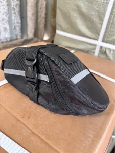 Borsa da sella per bicicletta nera resistente con fibbia a sgancio rapido e striscia riflettente.