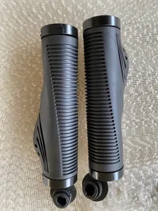 Puños de manillar de bicicleta negros ergonómicos de goma duradera con diseño acanalado.