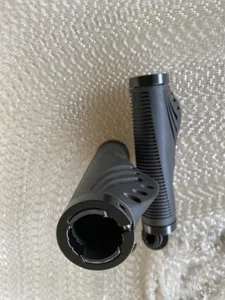 Puños de manillar de bicicleta de goma negra con diseño hueco transpirable para MTB detalle.
