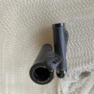 Puños de manillar de bicicleta negros ergonómicos de goma con anillos de bloqueo.