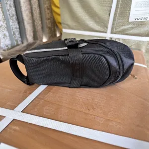 Borsa da sella per bicicletta nera resistente con cinghia a sgancio rapido e riflettente.