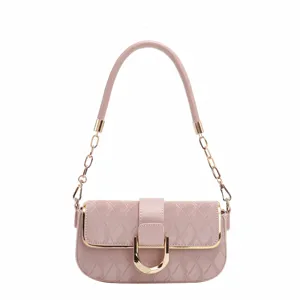 Élégant sac à épaule matelassé rose avec bandoulière chaîne et quincaillerie dorée.