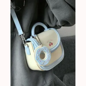 Graziosa piccola borsa a sella beige chiaro blu con ricamo ciliegia e ciondolo ciambella.