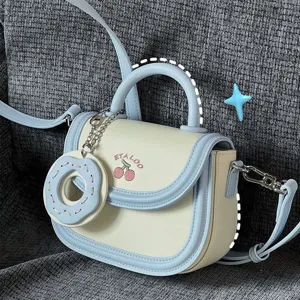 Borsa a Sella in Pelle PU da Donna Stile Giapponese Color Block con Ricamo Ciliegia e Pendente Ciambella