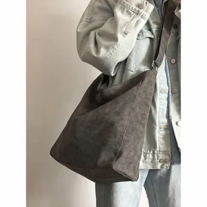Large capacity slouchy hobo tote bag for women, commuter retro single shoulder crossbody bag.