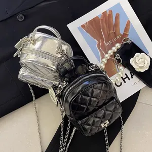 Mini sac à dos matelassé tendance femme sac bandoulière métallisé sac de jour élégant en cuir PU