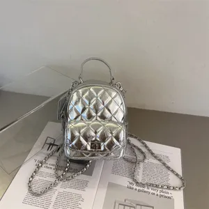 Mini sac a dos matelasse metallique argente avec chaines et fermoir tourniquet pour femme chic.