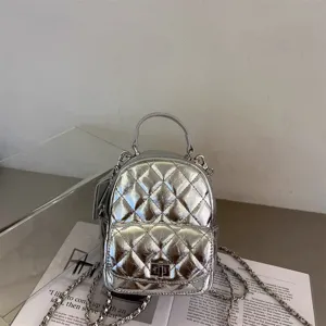Mini sac à dos matelassé argenté pour femme, sac bandoulière tendance chaîne métallique et chic.