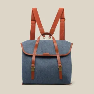 Detailaufnahme des Vintage-Jeansrucksacks mit braunen Lederriemen und edler Leinwand.