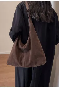 Braune Veloursleder Hobo Umhängetasche Detail, minimalistisches Design, große Freizeittasche.
