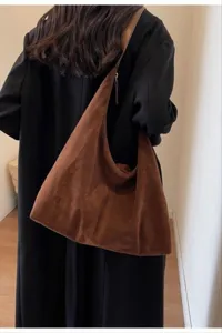 Braune Veloursleder Schultertasche für Damen, große minimalistische Retro Unterarm Tasche.