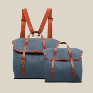 Klassisches Denim Rucksack und Handtaschen Set mit braunen Lederriemen und Klappendesign.