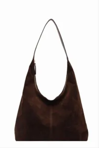 Detailansicht der braunen Wildleder-Hobo-Schultertasche mit glatter Textur und Reißverschluss.