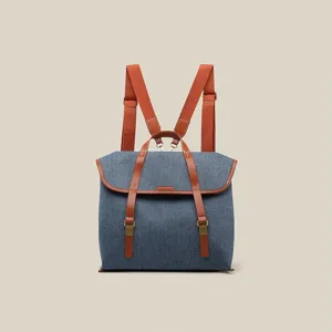 Nahaufnahme des Vintage-Denim-Canvas-Rucksacks mit braunen Lederriemen und Metallschnallen.