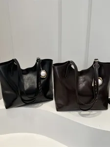 Women's large capacity tote bag retro PU leather shoulder bag for daily commuting fashion.