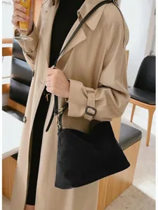 Vintage matte shoulder bag, chic minimalist design, stylish crossbody bag for daily wear.