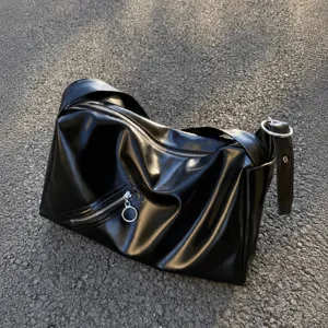 Sac bandoulière souple noir pour femme, sac cabas fourre-tout Y2K tendance avec fermeture éclair.