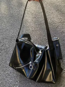 Vue détaillée d'un sac cabas souple noir Y2K élégant en cuir avec fermetures à glissière.