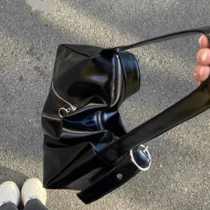 Sac épaule en cuir souple noir pour femme, cabas décontracté Y2K tendance avec fermeture éclair.