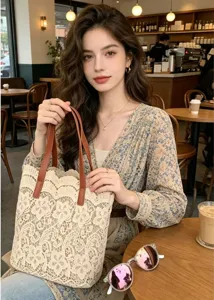 Sac cabas en dentelle elegante avec poignees en cuir marron, grand sac porte epaule de mode.