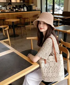 Sac à épaule en dentelle élégant et chapeau seau en tricot, parfait pour le quotidien.