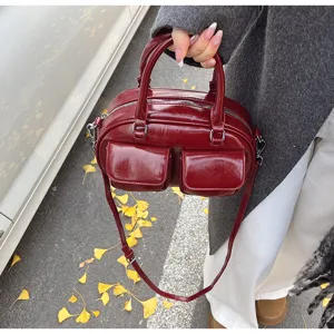Retro burgunderrote PU Leder Bowling Handtasche für Damen mit Vordertaschen und Schultergurt.