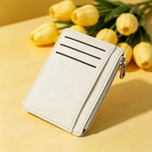 Dettaglio porta carte in ecopelle bianca, elegante sottile portafoglio con cerniera.