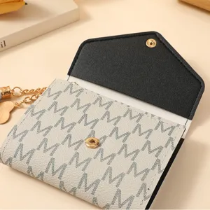 Damen Brieftasche Kartenetui mit Monogramm Muster und schicker Quaste Kette Anhänger.