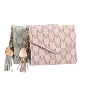 Modische Damen Kurzgeldbörse mit M Monogramm Print, süßer Quaste Herz Anhänger Kartenetui.