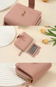 Dettagli in primo piano del portafoglio corto in pelle rosa con motivo litchi, zip e vari scomparti.