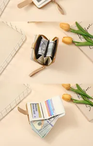 Detailansicht der kurzen Damenbrieftasche mit Reißverschluss, Münzfach und Handschlaufe.