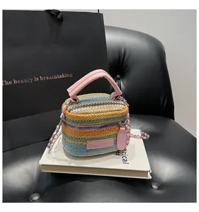 Schicke Strohgewebte Umhängetasche Eimer Bag mit bunten Streifen, pinkem Griff und Kette.