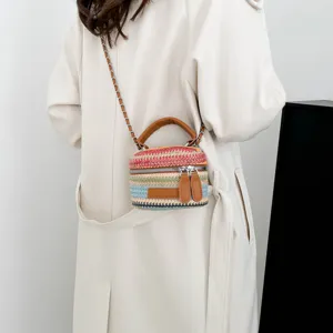 Geflochtene Stroh Umhängetasche für Damen, farbige gestreifte Schultertasche mit Kette.