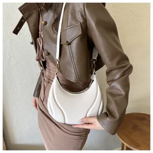 Elegante weiße Damen Umhängetasche aus weichem Leder, trendige Nische Design Schultertasche.