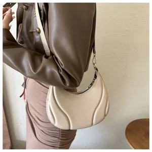 Nahaufnahme der beigen weichen Leder-Achseltasche mit modernem Falten-Design und edler Textur.