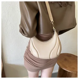 Detailaufnahme der stilvollen, beigen Hobo-Umhängetasche mit einzigartigem Paneeldesign.