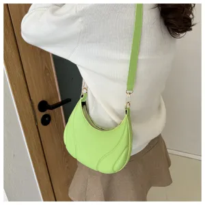 Hellgrüne Umhängetasche aus Kunstleder im Detail, stilvolles Halbmond-Design für Damen.