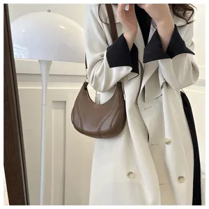 Braune weiche Leder Umhängetasche für Damen, elegante Damen Achseltasche im trendigen modernen Design.