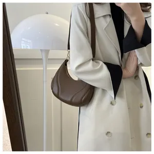 Modische braune Damen Umhängetasche, schicke weiche Leder Halbmond Tasche für den Herbst Alltag.