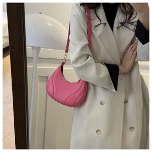 Modische rosa weiche Ledertasche, schickes Halbmond-Design, stylische Umhängetasche für Damen.