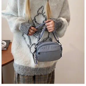 Vue détaillée du sac bandoulière gris décontracté, idéal pour les déplacements quotidiens et le téléphone.