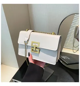Detailansicht der eleganten Retro Umhängetasche mit modischem Kettenschloss und feinem Kettenriemen.