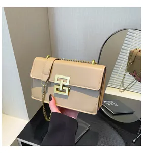 Chik-beige Umhängetasche für Damen mit elegantem Metallschloss und Kettengriff Detail.