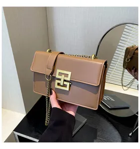 Elegante Damen Braune PU Leder Umhängetasche mit Goldkette und Retro Metallschloss Design.