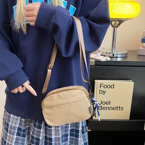 Sac Bandoulière Minimaliste en Nylon pour Femmes Hommes Sac à Épaule Uni Décontracté Sac Messager pour Voyage Quotidien Téléphone