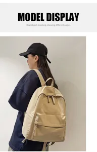 Λεπτομερής εικόνα του κομψού μονόχρωμου casual σακιδίου πλάτης από το μοντέλο, πλευρά.
