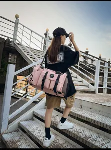 Escena de viaje al aire libre que muestra la bolsa deportiva rosa con múltiples bolsillos.