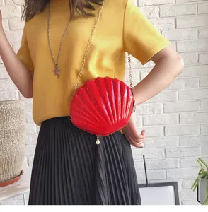 Borsa a tracolla a conchiglia in vernice rossa con catena dorata, piccola borsa chic da donna.